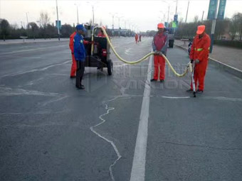強(qiáng)化春季公路養(yǎng)護(hù)，保證道路通暢